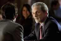 Ringer – Henry (Kristoffer Polaha, l.) trifft sich mit seinem Schwiegervater Tim Arbogast (Gregory Harrison, r.), um ihm ein Angebot zu unterbreiten ...