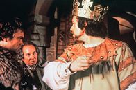 Macbeth – Macbeth (Jon Finch, r.) bedient sich zweier Mordgesellen (Michael Balfour, l., Andrew McCulloch, M.) zur Sicherung seiner Macht.