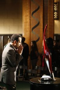 Monk – Monk (Tony Shalhoub) fällt es schwer, sich auf den aktuellen Fall zu konzentrieren, weil sein 50ster Geburtstag kurz vor der Tür steht und er befürchtet, dass Natalie eine Überraschungsparty für ihn geplant hat ...