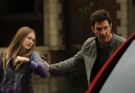American Horror Story – Wird Violet (Taissa Farmiga, l.) vor ihrem Vater Ben (Dylan McDermott, r.) noch länger verheimlichen können, dass sie ein Geist ist?