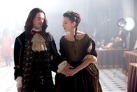 Versailles – Louis XIV (George Blagden) und Montespan (Anna Brewster).