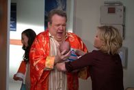 Modern Family – Aubrey Anderson-Emmons (Lily Tucker-Pritchett), Eric Stonestreet (Cameron Tucker), Julie Bowen (Claire Dunphy).