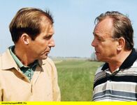 In aller Freundschaft – MDR Fernsehen IN ALLER FREUNDSCHAFT FOLGE 189, "Der Stellvertreter" Uhr. Prof. Simoni (Dieter Bellmann) ist auf der Suche nach einen geeigneten Arzt für den verletzten Chefarzt Roland Heilmann und glaubt, mit Dr. Christian Meyerhoff (Michael Lesch, links) eine gute Vertretung gefunden zu haben.