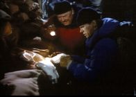 MacGyver – Thornton (Dana Elcar, l.) und MacGyver (Richard Dean Anderson, r.) entdecken in der Nacht Rauschgift.