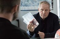 Tatort – Moritz Eisner (Harald Krassnitzer) spricht mit Klaus Tribusser (Alexander Linhardt).