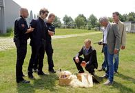 Rote Rosen – ARD ROTE ROSEN FOLGE 1122 Uhr im ERSTEN. Philipp (Thorsten Nindel, 3.v.r.) blamiert sich bis auf die Knochen, als bei dem Zugriff auf Falk (Guido Broscheit, 2.v.l.) lediglich Whiskey, anstelle von Schwarzgeld, zum Vorschein kommt (Polizei: Komparsen).