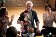 Opa wird Papa – Anton (Ernst Stötzner) setzt auf Frühförderung und besucht mit Otto (Marlo Keysers) eine FenKid-Gruppe. Links Carola (Claudia Funke), rechts die Gruppenleiterin (Kristin Graf).