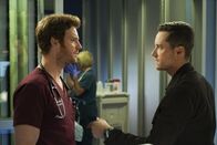 Chicago Med – (l.) Will Halstead (Nick Gehlfuss), (r.) Jay Halstead (Jesse Lee Soffer)