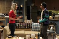 The Big Bang Theory – Rajesh (Kunal Nayyar, r.) gesteht Penny (Kaley Cuoco, l.), dass er gerne eine Beziehung mit ihr hätte ...