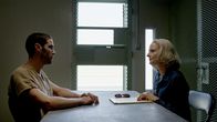 Der Mauretanier – Die Menschrechtsanwältin Nancy Hollander (Jodie Foster) gewinnt das Vertrauen von Mohamedou Ould Slahi (Tahar Rahim).