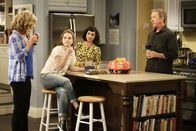 Last Man Standing – (v.l.n.r.) Vanessa Baxter (Nancy Travis); Eve Baxter (Kaitlyn Dever); Mandy Baxter (Molly Ephraim); Mike Baxter (Tim Allen)