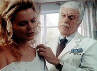 Diagnose: Mord – Dr. Sloan (Dick van Dyke, r.) bekommt Besuch von einer alten Bekannten - der verletzten Sandy Hoyle (Romy Walthall, l.).