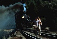 Stand by Me - Das Geheimnis eines Sommers – Während ihrer Abenteuer geraten die Jungen immer wieder in brenzlige Situationen, wie auf der Eisenbahnbrücke, als Gordie (Wil Wheaton, r.) und Vern (Jerry O´Connell, l.) fast von einem Zug überrollt werden. Doch Ereignisse wie diese schmieden die Freunde nur enger zusammen.