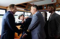 In aller Freundschaft – Als sich Felix Sonntag (Jochen Matschke, re.) vom Schiffsführer (Jonas Fürstenau, 2.v.li.) begeistert die Technik erklären lässt, bricht dieser plötzlich zusammen. Dr. Roland Heilmann (Thomas Rühmann, 2.v.re.) und Dr. Martin Stein (Bernhard Bettermann, li.) sind sofort zur Stelle. Noch ahnt niemand, dass das Schiff gerade in diesem Moment auf eine Insel zusteuert.