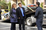 Castle – Agent Guerrero (Jed Bernard, r.) teilt Castle (Nathan Fillion, M.) und Beckett (Stana Katic, l.) mit, dass sie den Tatort nicht betreten dürfen ...