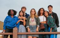 Girlsquad – Chloé (Uma Couji, l.), Constance (Apollonia Luisetti, M.), und Sofia (Mina Boudjani, 2.v.r.) sind das Girlsquad. Zusammen mit Anaïs (Hélie-Rose Dalmay, 2.v.l.), Max (Mathias Barthelemy, 3.v.l.), Billie (Paloma Vauthier, 3.v.r.) und Dimitri (Simon Rerolle, r.) muss das Girlsquad gegen einen mysteriösen Übeltäter bestehen - ein User namens "The Voyeur".