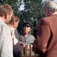 Polizeiruf 110 – hr-fernsehen POLIZEIRUF 110: DER MANN, Kriminalfilm, DDR 1975, Regie: Manfred Mosblech Uhr. Der ehemalige "Zuchthäusler" Franz Werker wird verdächtigt, eine Kollegin ermordet zu haben. Alle wussten, dass er sich mit ihr verabredet hatte. - Oberleutnant Hübner (Jürgen Frohriep, 2.v.l.), Franz Werker (Fred Düren, 3.v.l.)