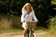 Ein Wochenende im August – Katja (Nadja Uhl) fährt zum See und entdeckt dort Daniel.