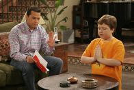 Two and a Half Men – Alan (Jon Cryer, l.) kann Jakes (Angus T. Jones, r.) Verhalten nicht ertragen ...