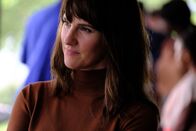 Concordia - Tödliche Utopie – Thea Ryan (Ruth Bradley) beobachtet das Leben in Concordia skeptisch.