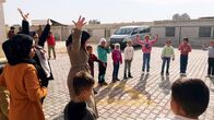 mitenand – Die Kinder im Norden Syriens sind im Umfeld von jahrelangem Krieg und einem Erdbeben, das Zehntausende Opfer gefordert hat, aufgewachsen.