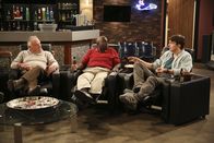 Two and a Half Men – Walden (Ashton Kutcher, r.) genießt die Zeit mit Rick (Bill Smitrovich, l.) und Leo (Gary Anthony Williams, l.) ...