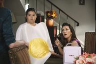 Desperate Housewives – Während Gabrielle (Eva Longoria,r .) für Juanita (Madison De La Garza, M.) ein Halloweenkostüm vorbereitet, hat Bree (Marcia Cross, l.) eine schockierende Nachricht für sie ...