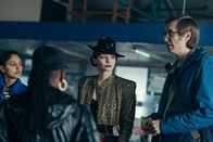 The Outlaws – Nach einer endlosen Suche haben Rani (Rhianne Barreto, l.), Gabby (Eleanor Tomlinson, M.) und Greg (Stephen Merchant, r.) endlich ihren entflohenen Freund gefunden. Doch mit der Polizei dicht auf den Fersen bleibt ihnen nicht viel Zeit.