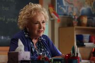 The Middle – Die pragmatische Lehrerin Ms. Rinsky (Doris Roberts) hat keinerlei Verständnis für die kuriosen Ticks und Macken von ihrem neuen Schüler Brick ...