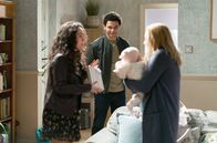 Life – Andy (Calvin Demba, Mi.) hält nicht besonders viel von der Sympathie zwischen seiner Freundin Gaby (Rebecca Hesketh-Smith, li.) und der Mutter seiner Tochter (Melissa Johns, re.).