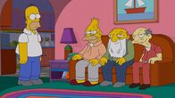 Die Simpsons – Grampa (2.v.l.), der alte Jude (2.v.r.) und Jasper (r.) leben träge und faul in den Tag hinein. Anfangs ist Homer (l.) noch irritiert, doch nach und nach wird er den alten Herren immer ähnlicher ...