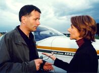 In aller Freundschaft – MDR Fernsehen IN ALLER FREUNDSCHAFT FOLGE 155, "Ein schlimmer Verdacht" Uhr. Die Überraschung ist gelungen: Pia (Hendrikje Fitz) dachte, es sei eine andere Frau im Spiel, doch Roland (Thomas Rühmann) nimmt nur Flugstunden, um mit Pia über den Wolken zu schweben...