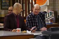 Superior Donuts – Fawz (Maz Jobrani, l.); Carl "Tush" Tushinski (David Koechner, r.)