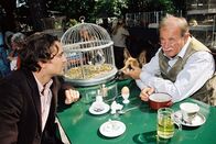 Kommissar Rex – Im Zuge der Ermittlungen im Taubenzüchtermilieu erfährt Marc (Alexander Pschill, l.) von Anton Pischinger (Ernst Konarek, r.), dass einige Jungtauben der Verbandsmitglieder gestohlen wurden.