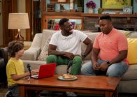 The Neighborhood – (v.l.n.r.) Grover Johnson (Hank Greenspan); Malcolm Butler (Sheaun McKinney); Marty Butler (Marcel Spears)