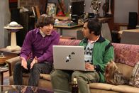 The Big Bang Theory – Machen eine schockierende Entdeckung im Internet: Raj (Kunal Nayyar, r.) und Howard (Simon Helberg, l.) ...