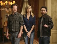 It's Always Sunny in Philadelphia – L-R: Dennis Reynolds (Glenn Howerton), Dee Reynolds (Kaitlin Olson) und Charlie Kelly (Charlie Day)