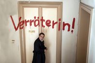 Weissensee – Hans (Uwe Kockisch, l.) eilt besorgt zu Dunja - über ihrer Tür wurde in roten Lettern "Verräterin !" geschrieben.