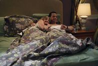 Two and a Half Men – Lyndsey (Courtney Thorne-Smith, l.) sagt Alan (Jon Cryer, r.) dass sie ihn liebt und fragt ob er sie auch liebe. Nach einigem zögern gesteht auch Alan seiner Freundin die Liebe für sie ein. Auf die anschließende Frage nach dem Zusammenleben war Alan allerdings nicht vorbereitet ...