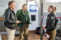 Hubert ohne Staller – Im Polizeirevier finden Dreharbeiten zum TV-Krimi „Bulle Bulle“ statt. Hubert (Christian Tramitz, l.) und Girwidz (Michael Brandner, M.) wundern sich über Rebecca (Jeanne Goursaud, r.), die das Revier absperrt.