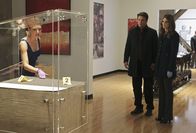 Castle – Die Schadensermittlerin Kristin Lehman (Serena Kaye, l.) untersucht die Vitrine, in der die "Faust des Kapitalismus", ein extrem wertvolles Ausstellungsstück, stand, während Richard Castle (Nathan Fillion, M.) und Kate Beckett (Stana Katic, r.) in dem Museum wegen Mordes ermitteln ...