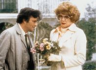 Columbo – Lt. Columbo (Peter Falk) besucht Margaret Halperin (Rosemarie Murphy), deren Mann die ermordete Nachbarin gefunden hat.