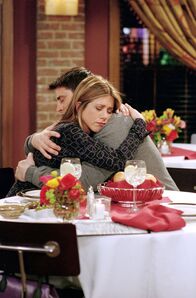 Friends – Nach einigem Hin und Her ergreift Joey (Matt LeBlanc, r.) beim Essen die Initiative und gesteht Rachel (Jennifer Aniston, l.) seine Liebe ...