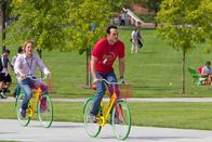 Prakti.com – Als die beiden Verkäufer Billy (Vince Vaughn, r.) und Nick (Owen Wilson, l.) ihren Arbeitsplatz aufgrund der starken Konkurrenz des Internethandels verlieren, gelingt es ihnen mit ihrer unkonventionellen Art, ein Praktikum beim Suchmaschinengiganten Google zu ergattern. Doch jetzt müssen sie beweisen, dass sie sich bei den jungen, extrem gut ausgebildeten Konkurrenten auch durchsetzen können ...