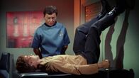 Raumschiff Enterprise – Dr. McCoy (DeForest Kelley) und Charlie Evans (Robert Walker Jr.)