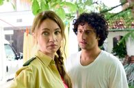 Maria Mafiosi – Maria Moosandl (Lisa Maria Potthoff) merkt, dass etwas bei Rocco (Serkan Kaya) nicht stimmt.