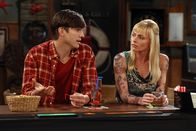 Two and a Half Men – Während Jake nach alldem, was geschehen ist, keine Freundin mehr hat, funkt es zwischen Tammy (Jaime Pressly, l.) und Walden (Ashton Kutcher, l.) ...