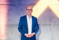 ARD extra – Moderator Christian Nitsche.