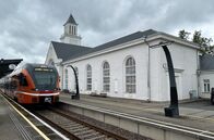 Mit dem Zug ... – Mit der Bahn unterwegs in Estland: der Zug zurück nach Tallinn kurz vor der Abfahrt vom stalinistischen Bahnhof in Valga
