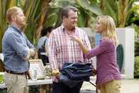 Modern Family – L-R: Mitchell Pritchett (Jesse Tyler Ferguson), Cameron Tucker (Eric Stonestreet) und Claire Dunphy (Julie Bowen)